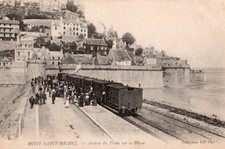 50  CPA ANIMEE DEBUT 1900  MONT SAINT MICHEL ARRIVEE DU TRAIN SUR LA DIGUE