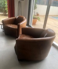 Paire de fauteuils club vintage en cuir vieilli .TBE .Lg 77cm Ht 68 Prof 90 