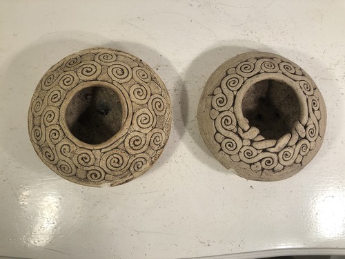 Deux poteries décoratives