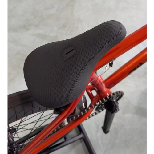 Selle pivotante creuse pour