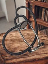 Stéthoscope ancien vintage pour médecin, objet médical rétro collection déco