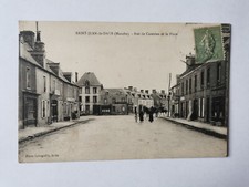 CPA 50 SAINT-JEAN-DE-DAYE - Rue de Carentan et la Place