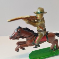 Figurine PLOMB a identifier soldats fusil USA cheval western   ( no quiralu )