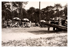 France, plage, parasols et voitures Vintage silver print Tirage argentique  