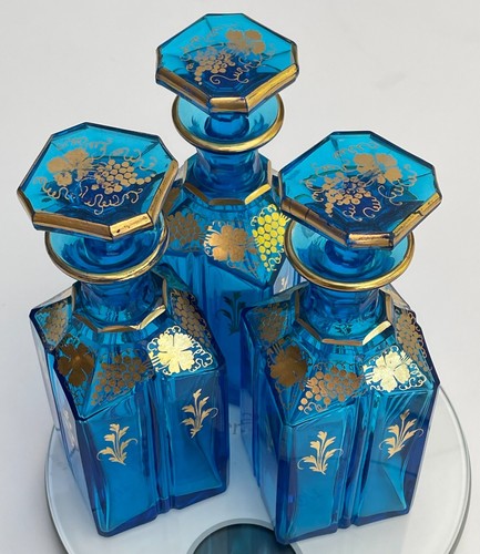 Carafes bleues pour - 3, (pour