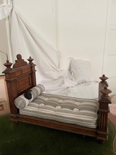 Ancien lit en bois pour