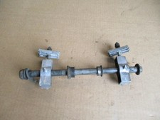 Axe de roue arrière pour