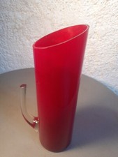 carafe pichet en verre rouge