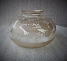 Ancien -Demi globe de lampe à  pétrole en verre  à décor de raisins (Baccarat ?)
