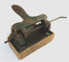 Objets de bureau ancien : Perforeuse de bureau sans marque