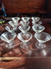 12 COUPES A CHAMPAGNE ANCIENNES ART DECO CONIQUE EN VERRE DECOR DE FLEURS JOLIES