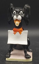 ATTRIBUÉ A SCHÄFER und VATER FIGURINE CHIEN À LA PANCARTE H 13 cm XXe ALLEMAGNE