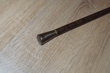 Lourde canne constituée de rondelles de cuir