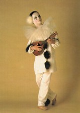 Pierrot clown jouant un