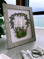 tableau dans un cadre en bois