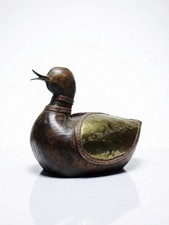 Petit canard en bois sculpté