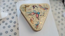 Boite en fer ancienne triangulaire décor papillons et fleurs