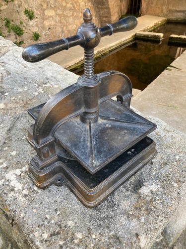 Ancienne presse relier - à,