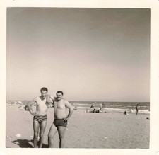 ANCIENNE PHOTOGRAPHIE DUO HOMMES SUR LA PLAGE MAILLOTS VINTAGE