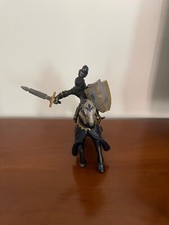 figurine papo chevalier médiéval noir avec son cheval et armure