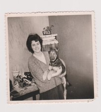 Photo femme tenant dans les