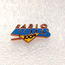 Pin's Lapel pin enamel pins Média RADIO NANTES 100 FM Zamac Signé
