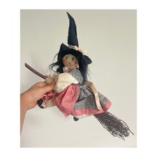Poupée sorcière vintage sur son balai 