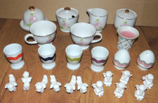 Ensemble de 25 pièces porcelaine  Tasses, sucrier, coquetier, porte couteaux