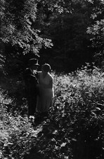 Portrait couple contre jour forêt bois - 2 anciens négatifs photo an. 1920