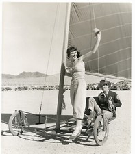 Photo originale Rod Cameron Charline Hardy char à voile plage 