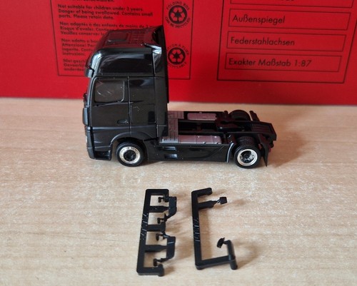 Tracteur routier neutre noir