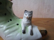 Ancienne belle bottine ou chaussure en porcelaine XIXe avec un chat et un enfant