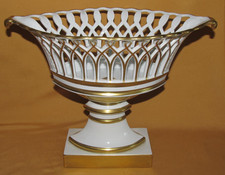 Belle coupe à fruits sur pied ajourée porcelaine de Limoges décor or fait main