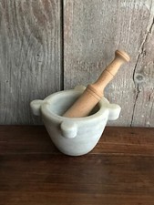 Joli mortier en marbre blanc