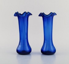 Deux vases en verre d'art bleu