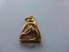 pendentif neuf tête de cheval dans étrier plaqué or poinçon 1.94gr 2x1.4cm (dime