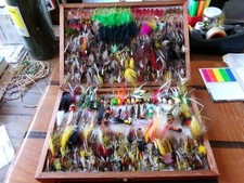 boite à mouche pleine de 400 mouches artisanales et de 40 streamers neufs.