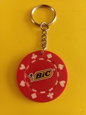 Porte clé vintage Jeton de Casino rouge crayons Bic