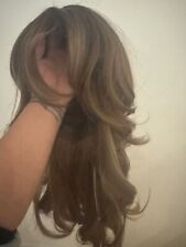 perruque brun légèrement