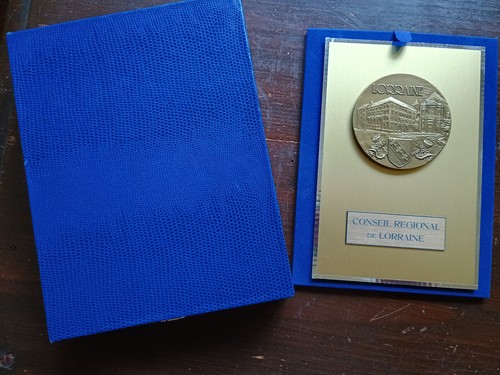 Plaque médaille poser - à,