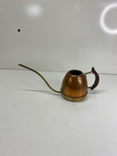 Petit arrosoir en cuivre dans