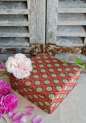 Ancienne boite couture en - boite, a