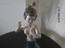 ANCIENNE DEMI FIGURINE POUPEE