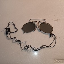 Paire de bésicles avec verres colorés