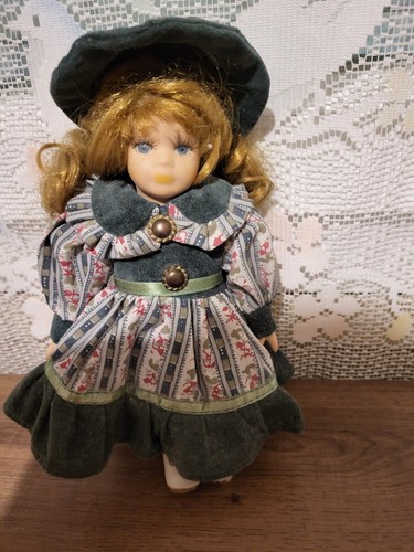 Ancienne poupée tête mains - ,