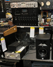 Single JBL LSR 305P  Master