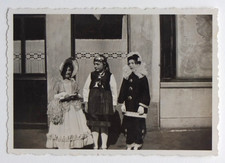 3 enfants déguisés costumes pierrot rue - Photo ancienne snapshot