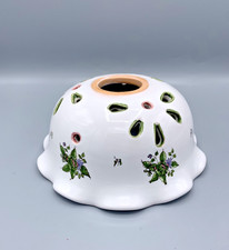 Abat-jour en faïence de Moustiers ajouré, décor floral peint main, suspension