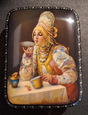 Boite Russe laquée signée 11