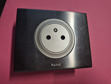 Legrand 69101 - Prise AffleuranteTITANE avec plaque INOX Brossé (OCCASION)